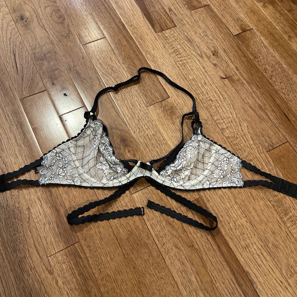 Victoria’s Secret very sexy halter bra 32d